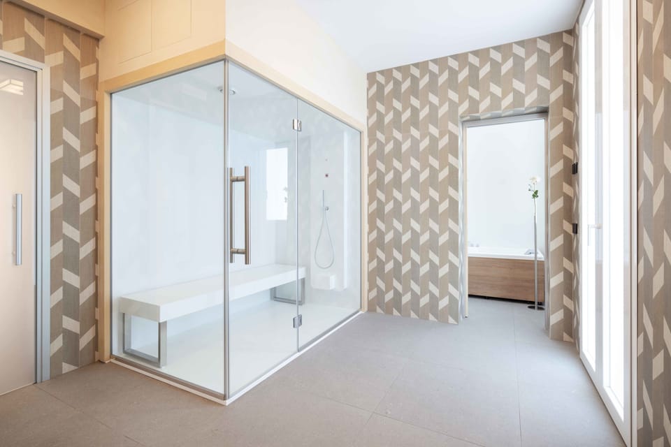 Sauna, hot tub, steam room, 1 treatment room, massages