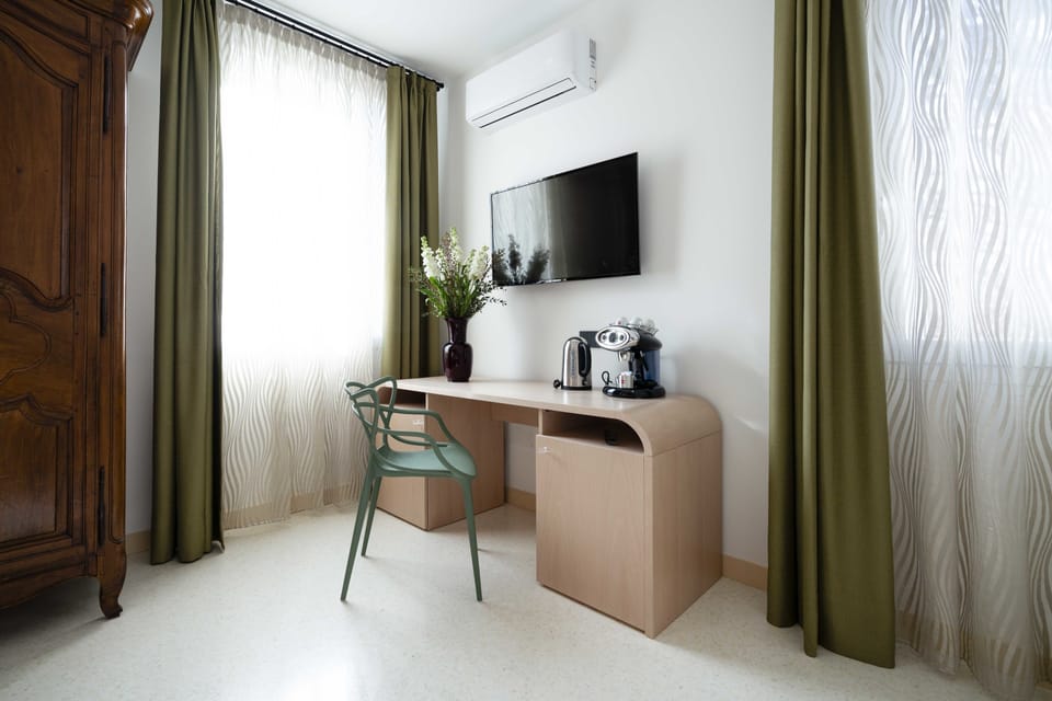 Deluxe Studio Suite, Accessible (Junior) | Room amenity