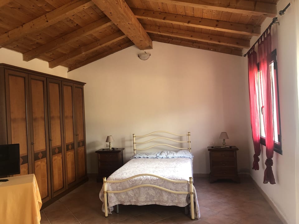 1 bedroom, bed sheets