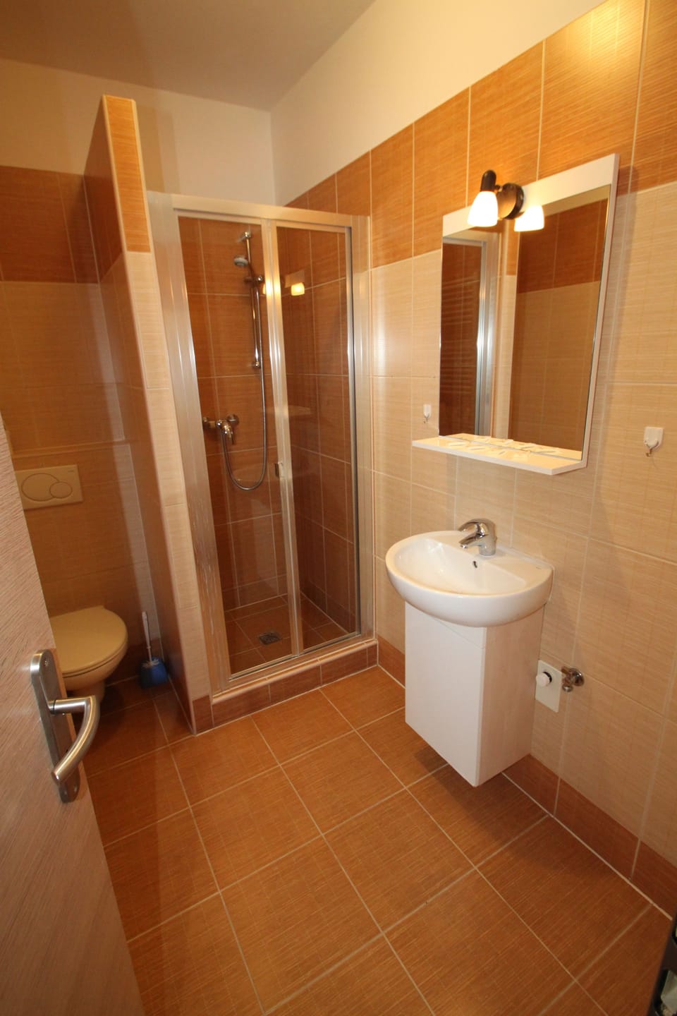 Shower, free toiletries, towels