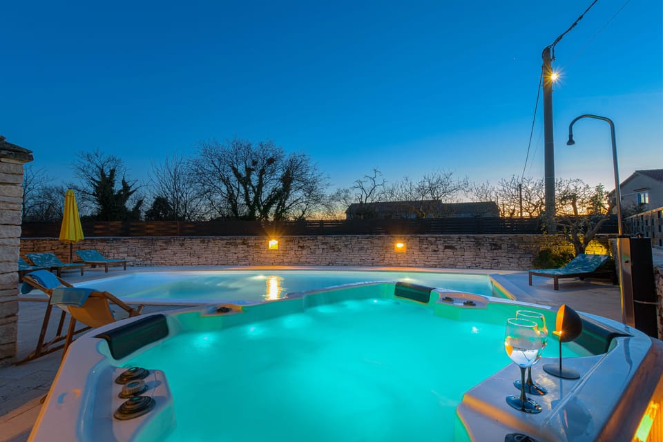 Outdoor spa tub