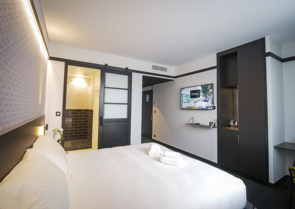 Superior Double Room, 1 King Bed, Non Smoking | Premium bedding, in-room safe, individually decorated