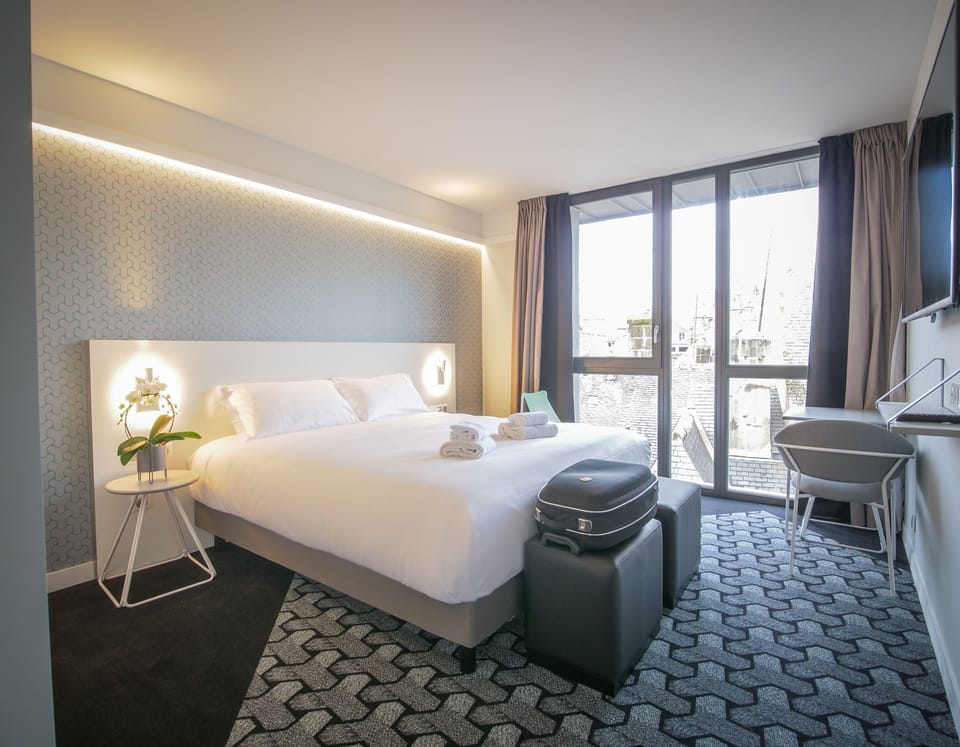 Business Double Room, 1 King Bed, Non Smoking | Premium bedding, in-room safe, individually decorated