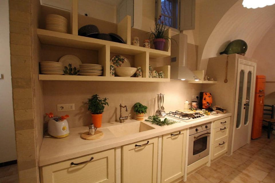 Deluxe House | Private kitchen | Full-size fridge, oven, stovetop, cookware/dishes/utensils