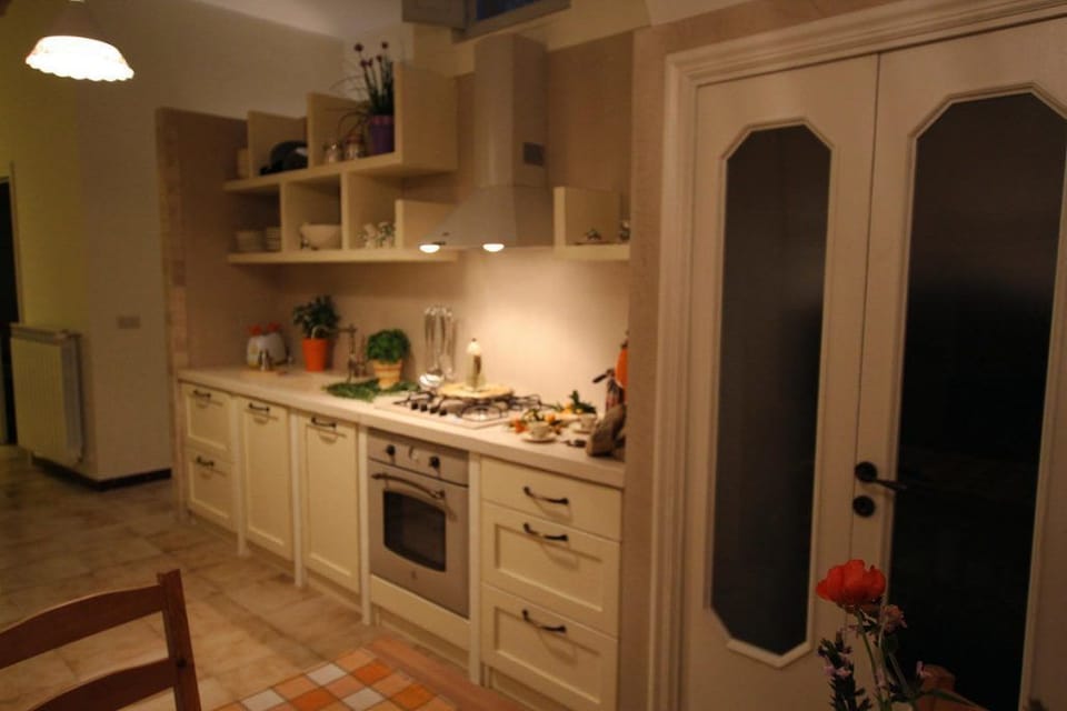 Deluxe House | Private kitchen | Full-size fridge, oven, stovetop, cookware/dishes/utensils
