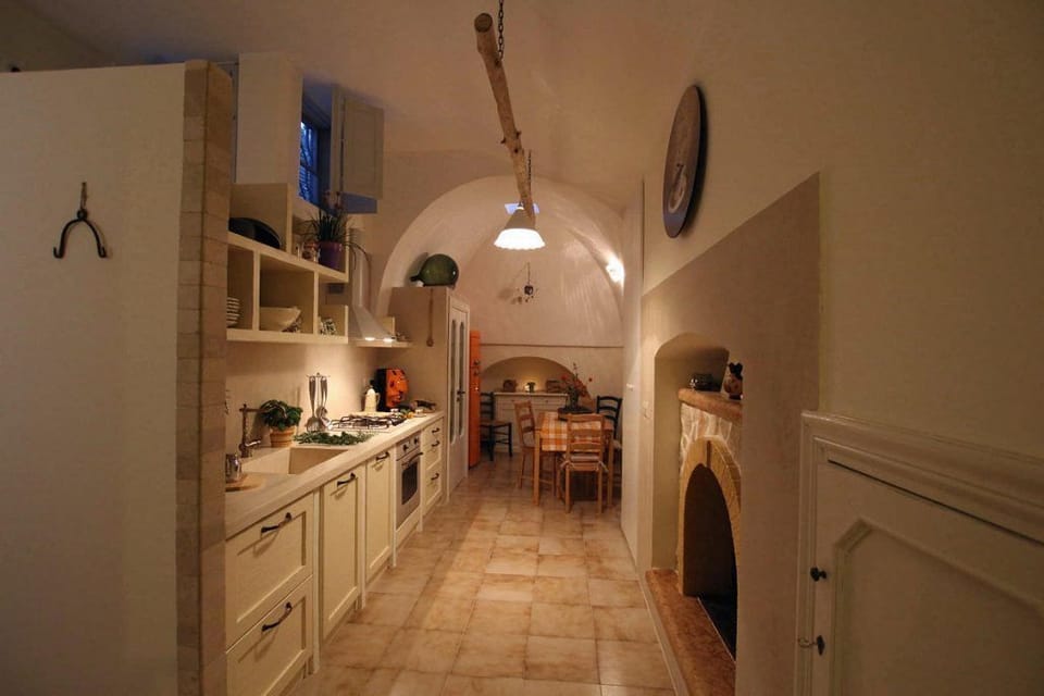 Deluxe House | Private kitchen | Full-size fridge, oven, stovetop, cookware/dishes/utensils