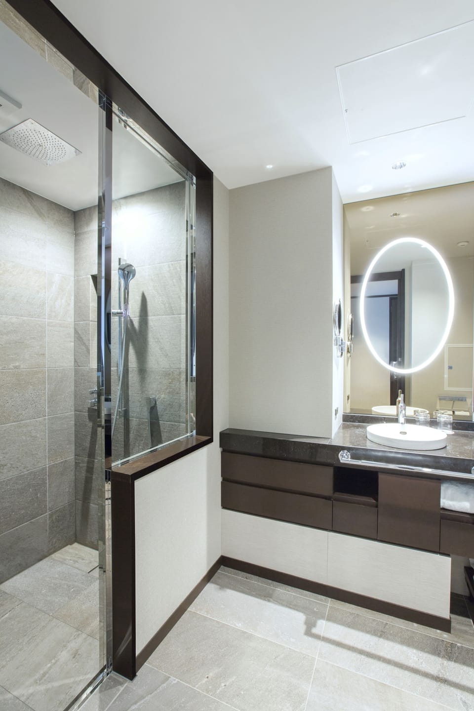 Shower, rainfall showerhead, free toiletries, hair dryer