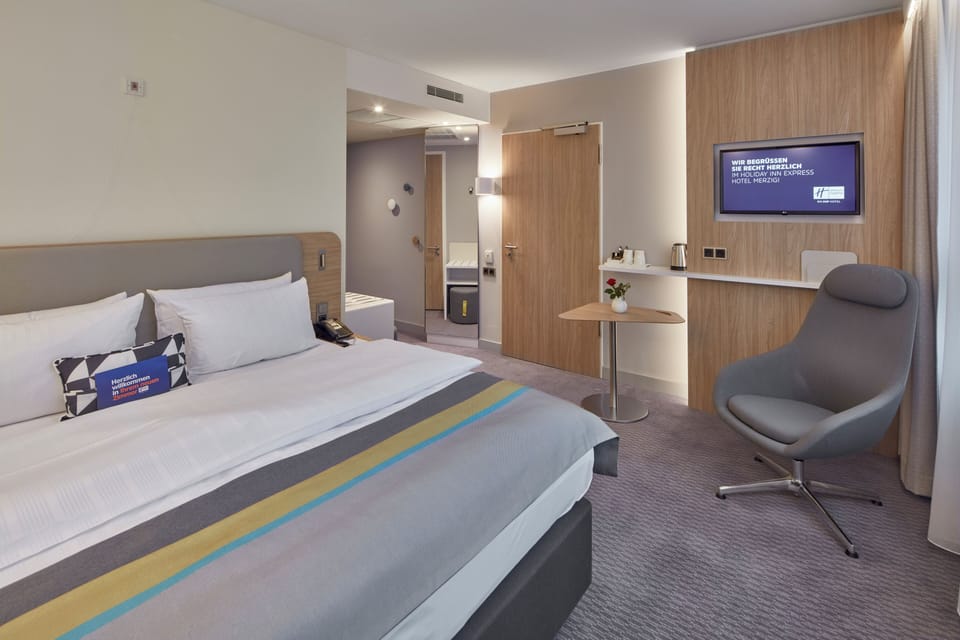 Standard Room, 1 Queen Bed, Accessible | Desk, blackout drapes, soundproofing, rollaway beds