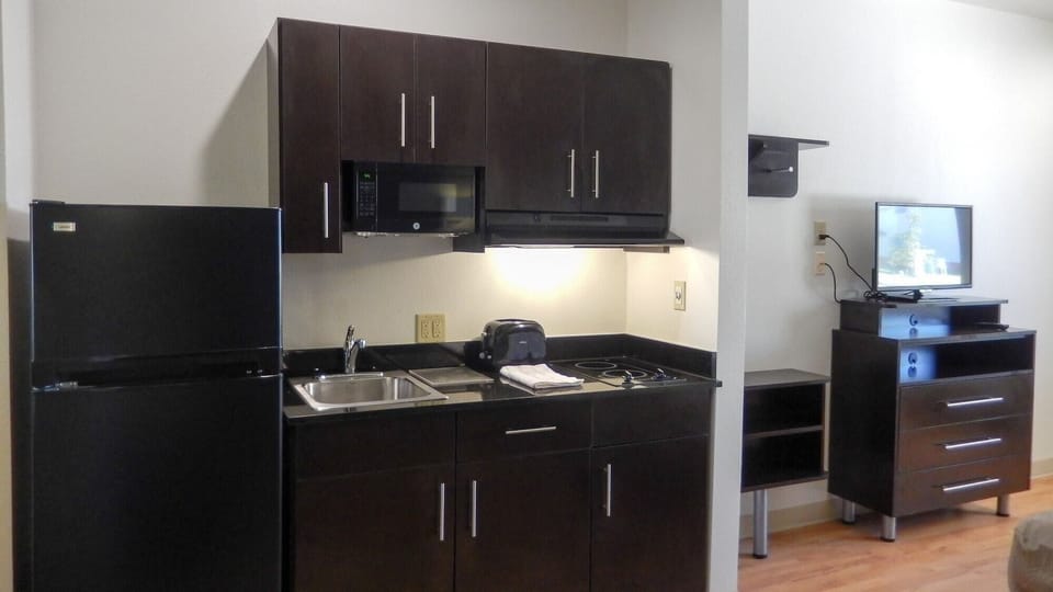 Full-size fridge, microwave, coffee/tea maker, toaster