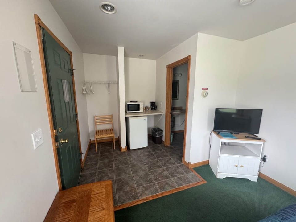 Deluxe Single Room, 1 Queen Bed | Free WiFi, bed sheets