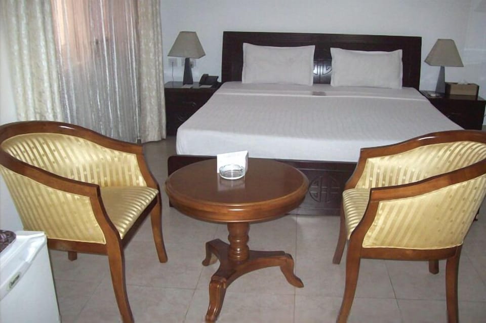 Standard Room | Minibar, in-room safe, desk, blackout drapes