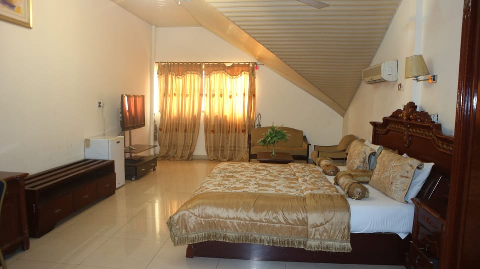 Standard Double Room | Minibar, desk, WiFi (free), bed sheets