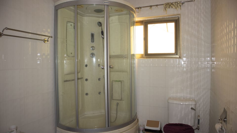 Shower, rainfall showerhead, free toiletries, towels