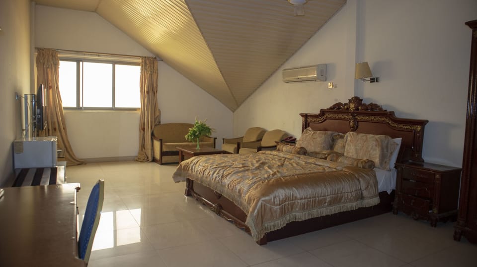 Junior Suite | Minibar, desk, WiFi (free), bed sheets
