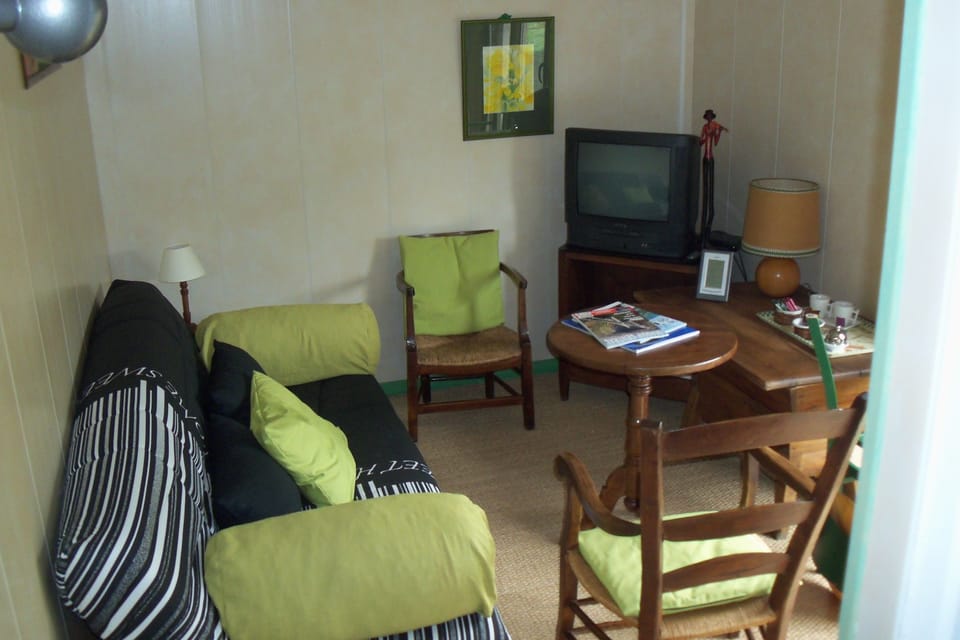 Room, 1 Double Bed with Sofa bed, Non Smoking | Living area | Flat-screen TV