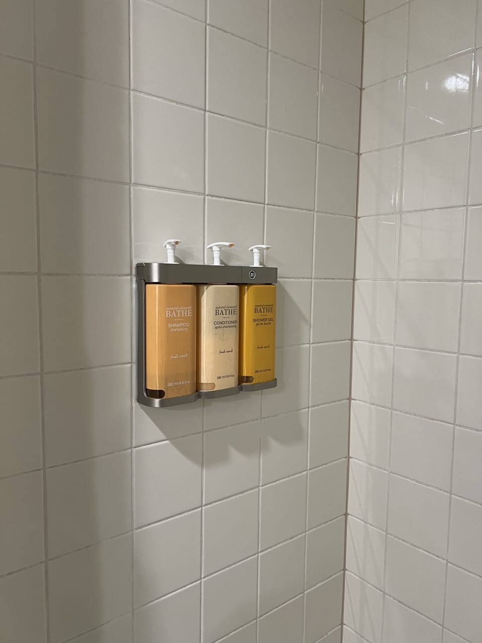 Combined shower/tub, free toiletries, hair dryer, towels