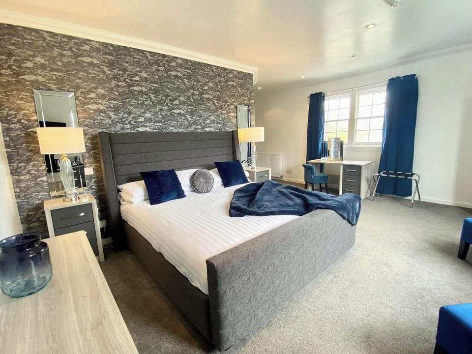 King Suite | Blackout drapes, iron/ironing board, WiFi (free), bed sheets