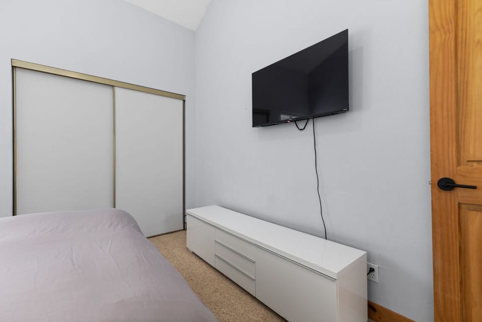 Bedroom 3: HDTV