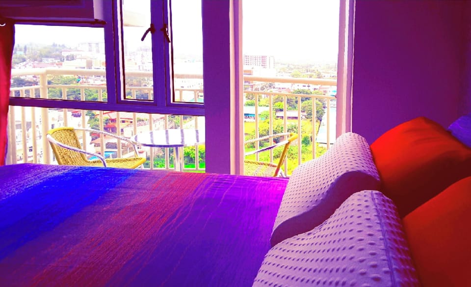 Bedroom with Balcony, Queen size bed, Memory foam Pillows 