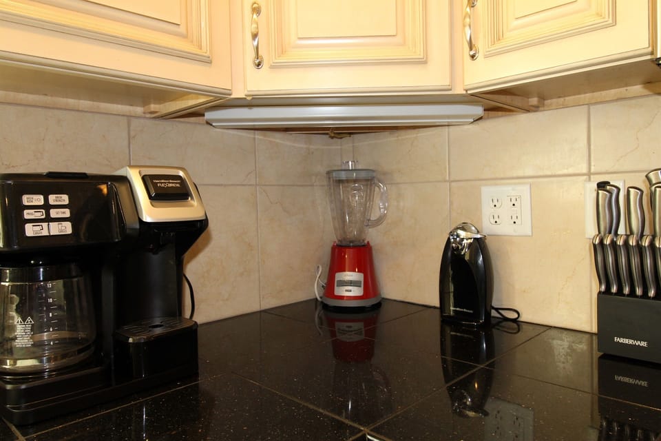 Combo k-cup/carafe coffee brewer, blender, electric can opener and more...