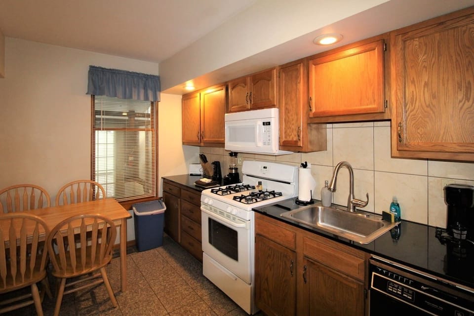 Eat-in kitchen with dishwasher, microwave, K-cup and regular coffee brewers and full size refrigerator with automatic icemaker