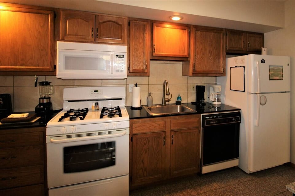 Fully equipped kitchen with granite floors and countertops