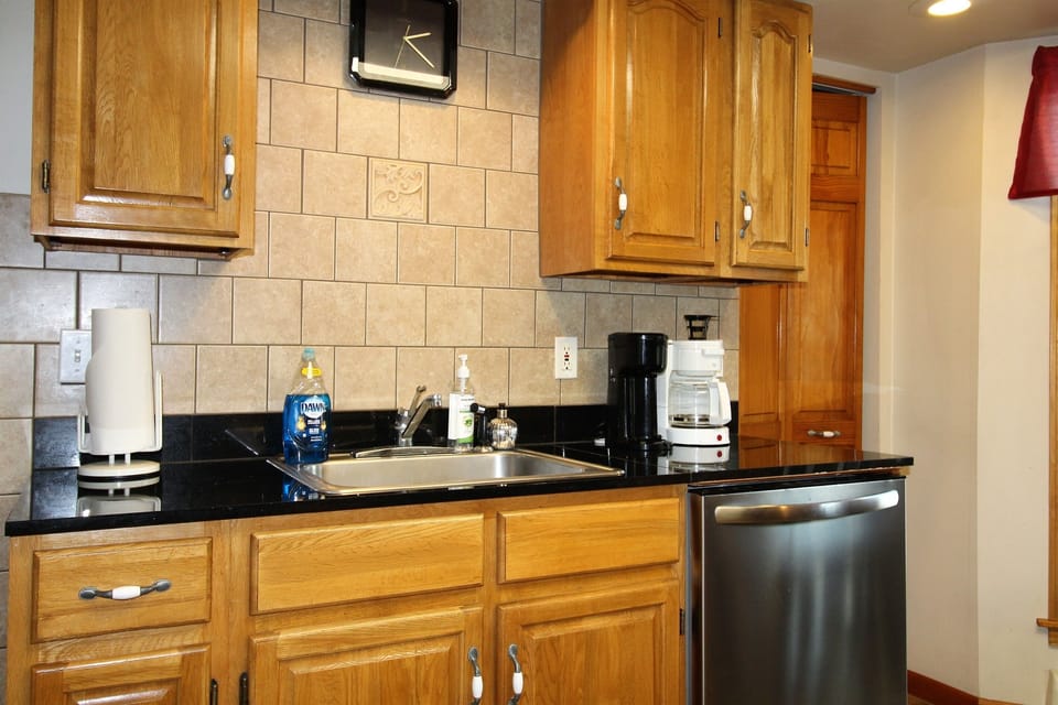 Large sink with a dishwasher for quick clean up after meals