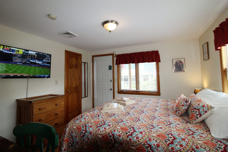Bedroom #3 - all bedrooms have a 43" (or larger) flat screen smart Roku TV.  Just bring your favorite streaming app for your viewing pleasure!
