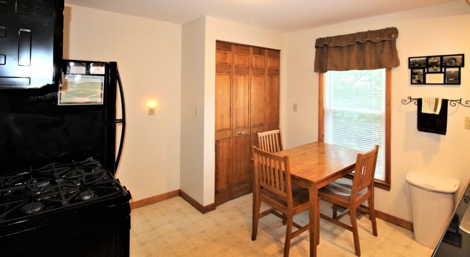 Fully equipped kitchen with full size refrigerator with automatic ice maker