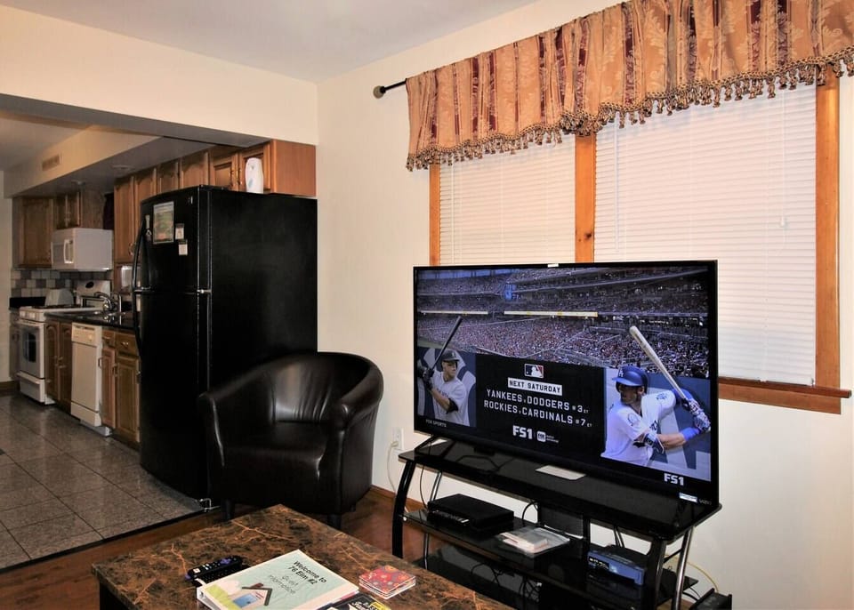 Enjoy the game on the large living room smart TV~ The Double Play #2 is waiting to host you and your family for your tournament vacation!