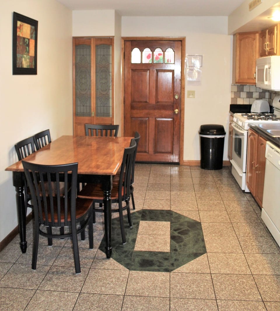 Eat in kitchen with granite floors and countertops
