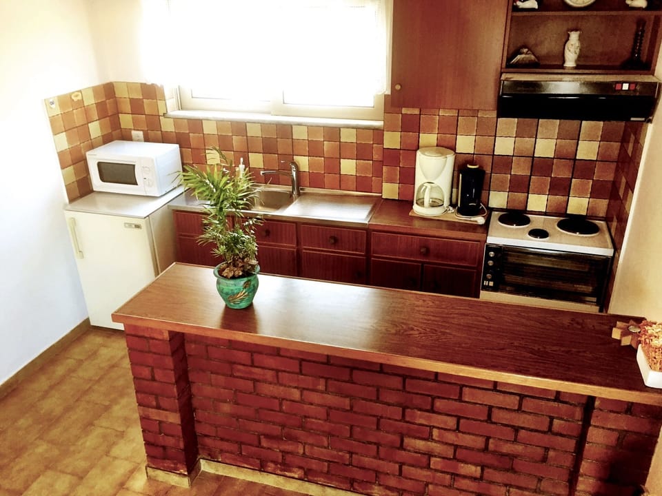 Classic Apartment | Soundproofing, iron/ironing board, cribs/infant beds, rollaway beds