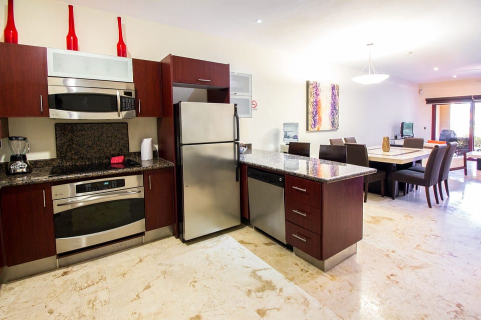 Deluxe Apartment | Private kitchen | Full-size fridge, microwave, oven, stovetop