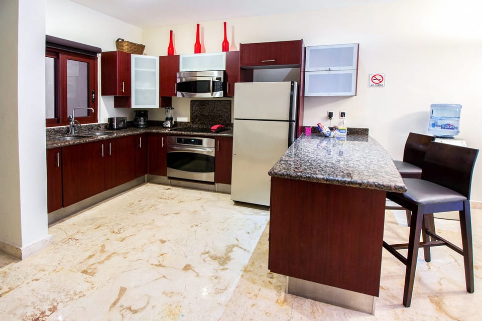 Deluxe Apartment | Private kitchen | Full-size fridge, microwave, oven, stovetop