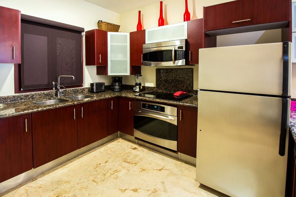 Deluxe Apartment | Private kitchen | Full-size fridge, microwave, oven, stovetop