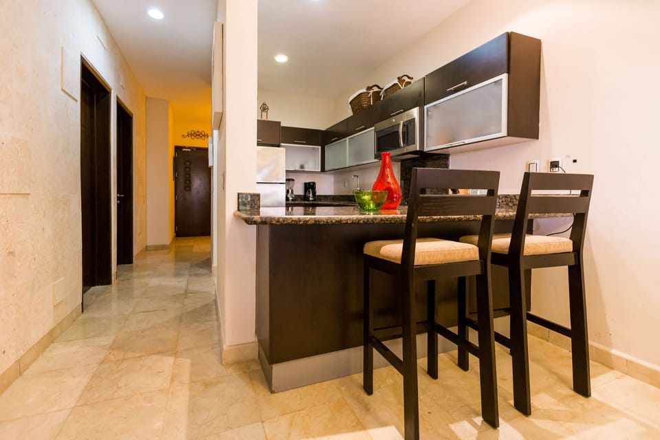 Deluxe Apartment | Private kitchen | Full-size fridge, microwave, oven, stovetop