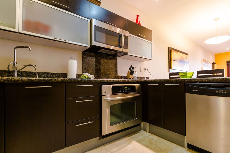 Deluxe Apartment | Private kitchen | Full-size fridge, microwave, oven, stovetop