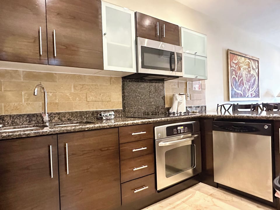 Deluxe Apartment | Private kitchen | Full-size fridge, microwave, oven, stovetop