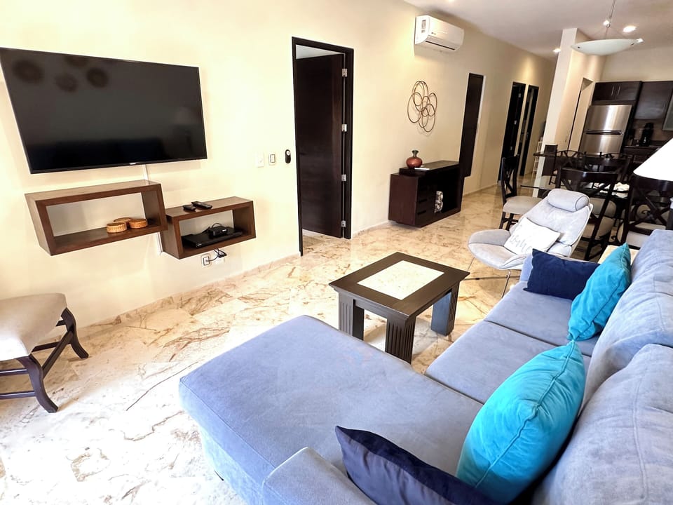 Deluxe Apartment | Living area | Flat-screen TV