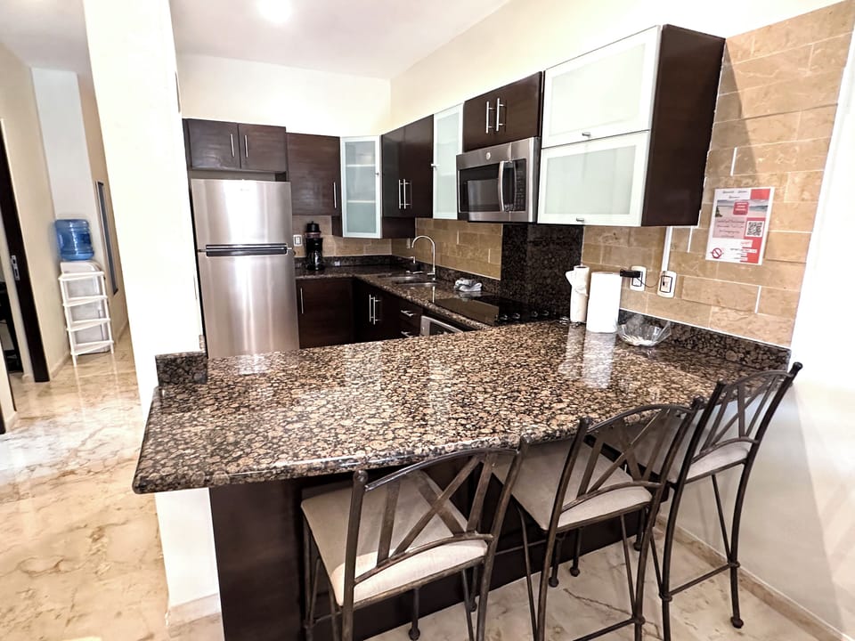 Deluxe Apartment | Private kitchen | Full-size fridge, microwave, oven, stovetop