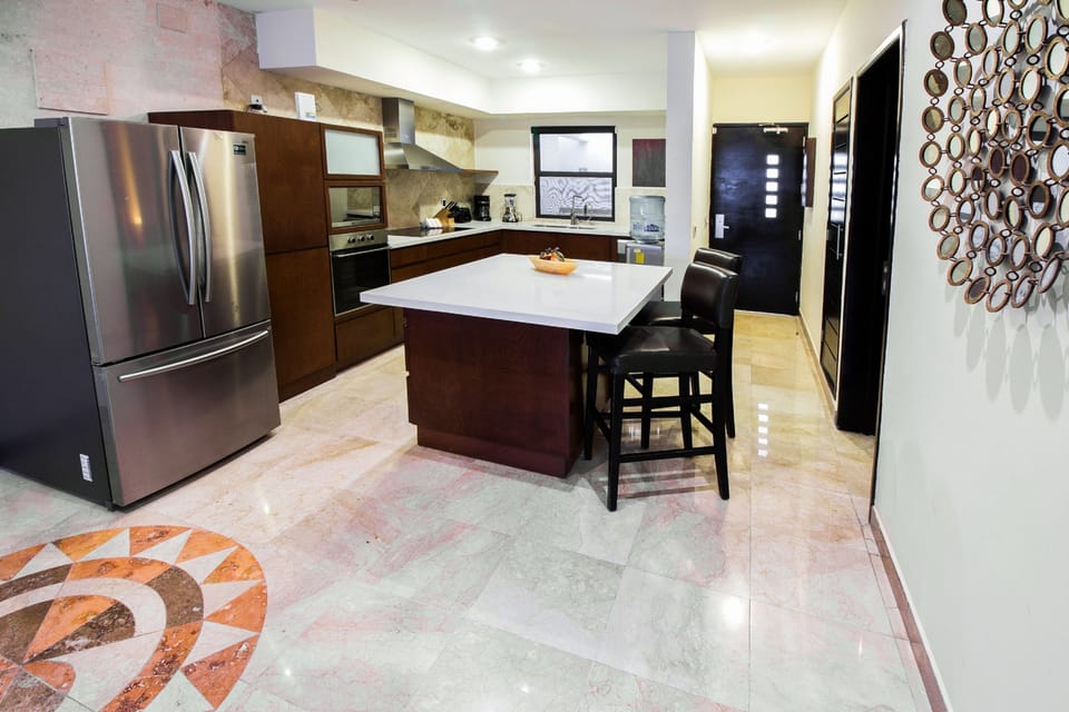 Deluxe Apartment | Private kitchen | Full-size fridge, microwave, oven, stovetop