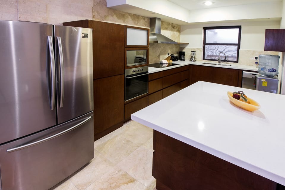 Deluxe Apartment | Private kitchen | Full-size fridge, microwave, oven, stovetop