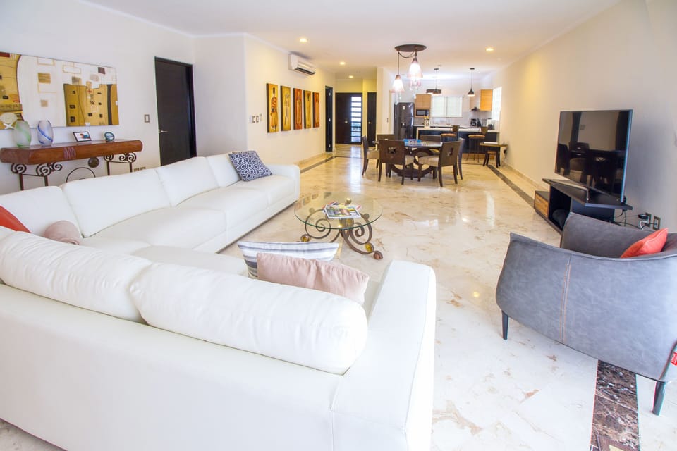 Deluxe Apartment | Living room | Flat-screen TV