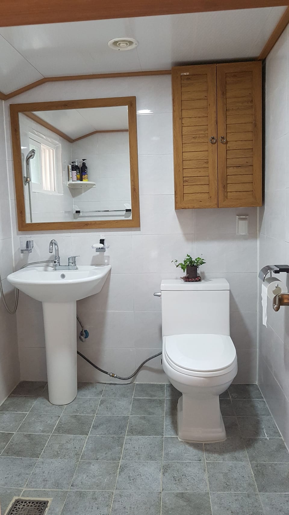 Standard Double Room, 1 Bedroom | Bathroom | Shower, free toiletries, hair dryer, slippers