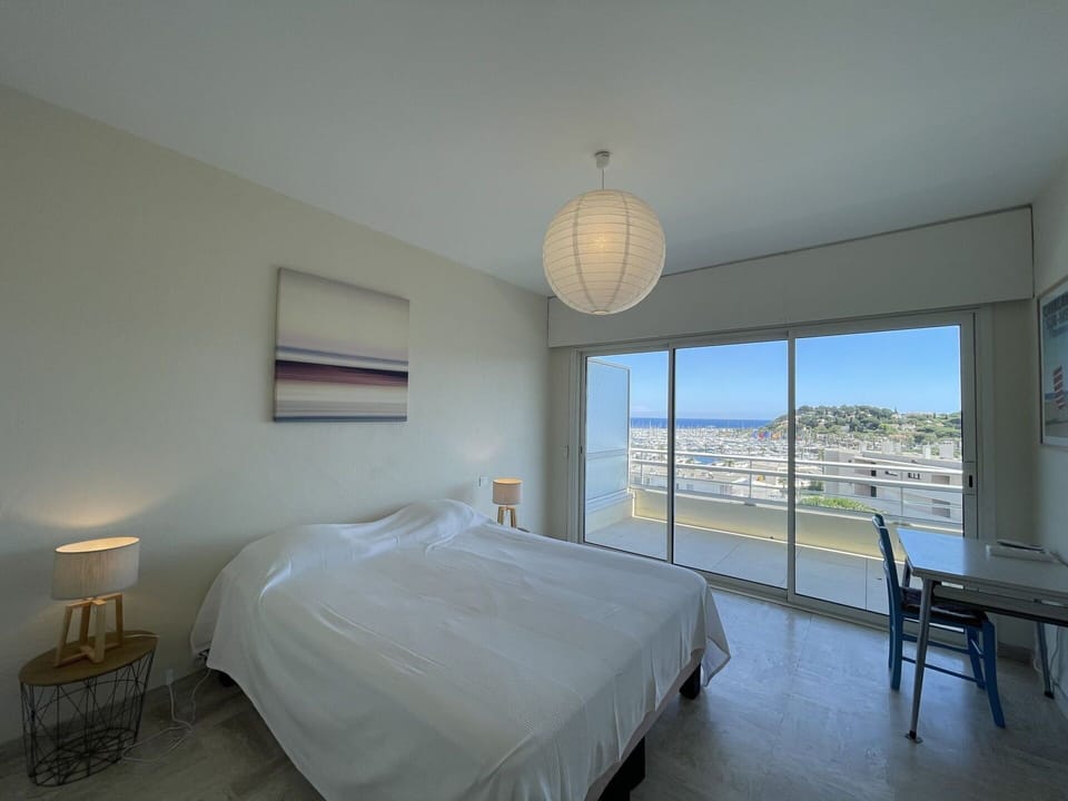 Ceiling, Apartment, Bed, Bedroom, Hotel, Balcony, Resort, Daylighting, Bedding, Penthouse Apartment