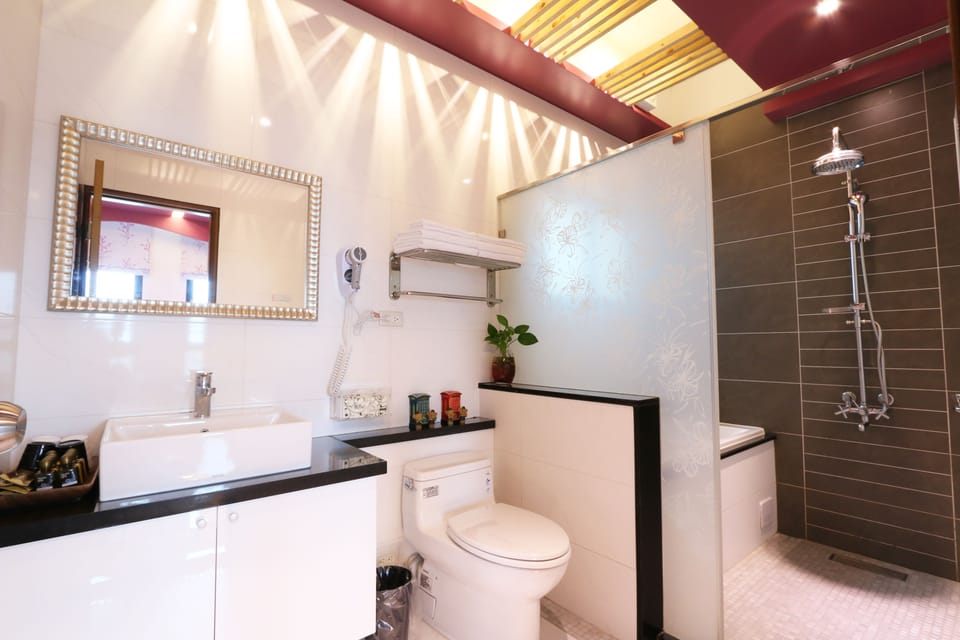 Separate tub and shower, deep soaking tub, rainfall showerhead