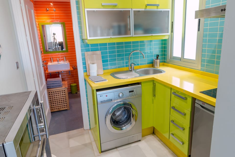 Fully equipped kitchen with washing machine