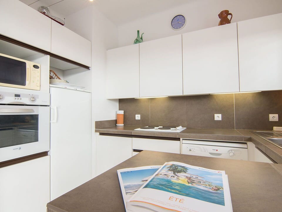 Room, Property, Kitchen, Countertop, Interior Design, Cabinetry, Furniture, House, Building, Architecture