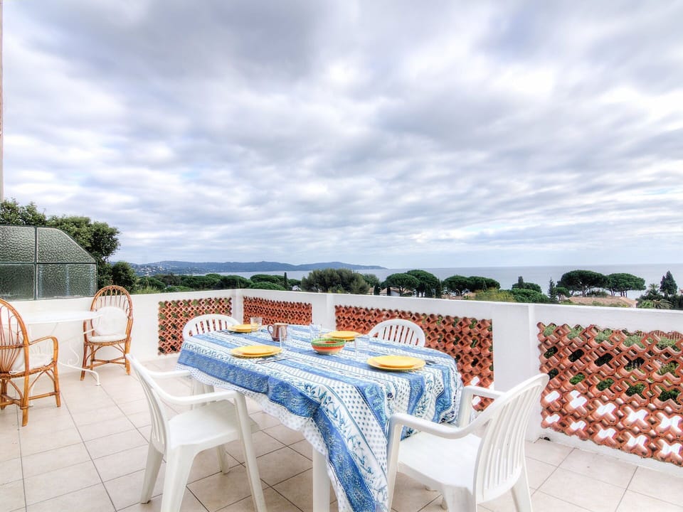 Property, Real Estate, Resort, Restaurant, Table, Furniture, Tablecloth, Building, Room, Vacation