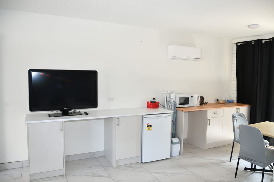 Pet Friendly Superior Queen Single Room | Blackout drapes, soundproofing, iron/ironing board, free WiFi